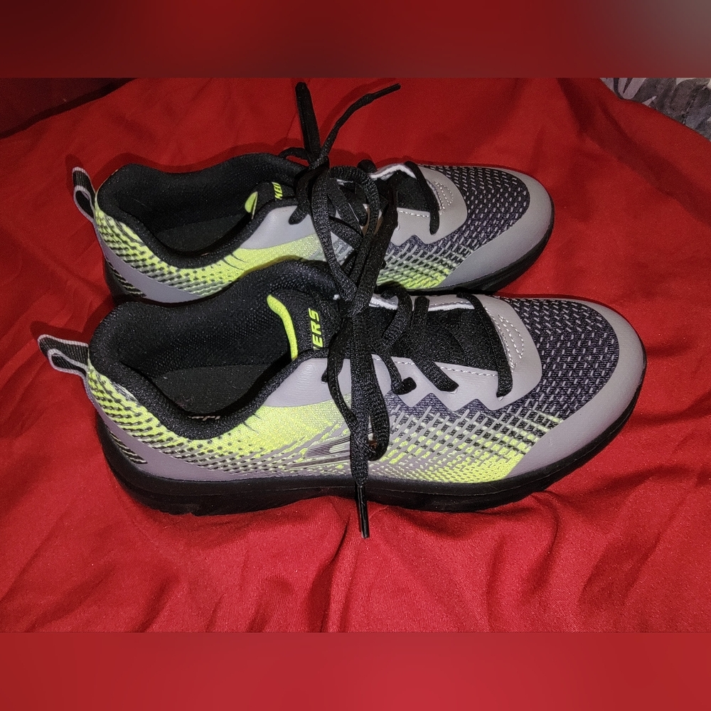 Size 5 1/2 Skechers